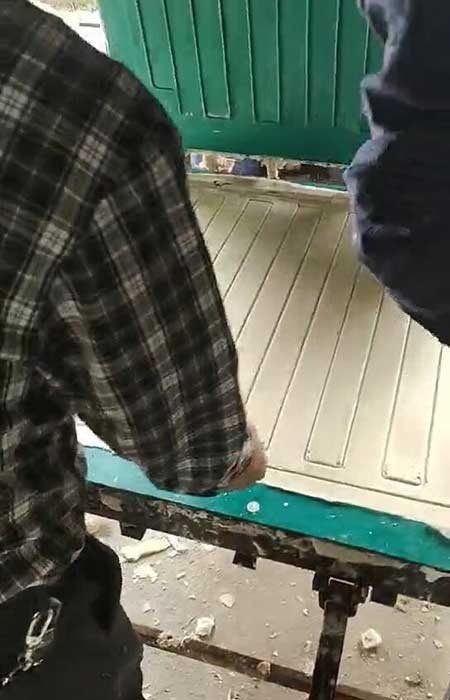 發泡地磚制作聚氨酯發泡設備案例