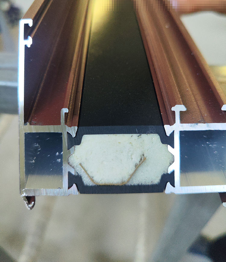 斷橋鋁型材空腔里的發泡