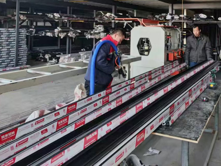 斷橋鋁型材空腔里的發泡