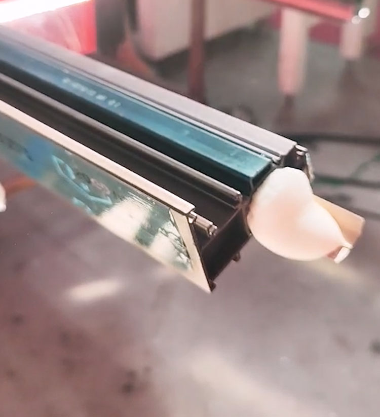 斷橋鋁型材空腔里的發泡