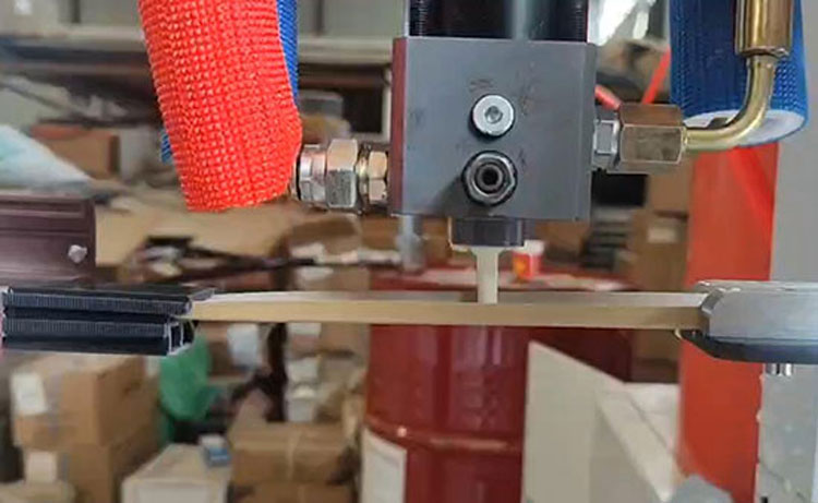 斷橋鋁型材空腔里的發泡