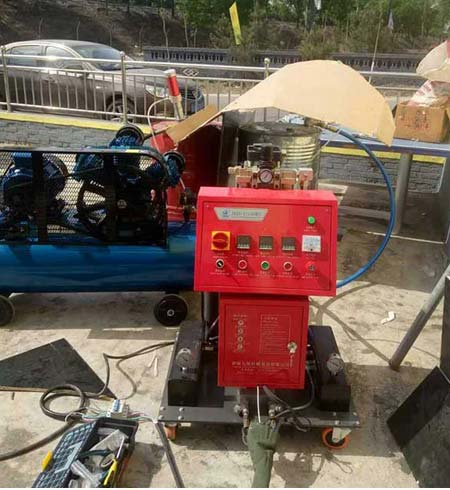 集裝箱聚氨酯噴涂施工發泡設備(圖1) 集裝箱聚氨酯噴涂